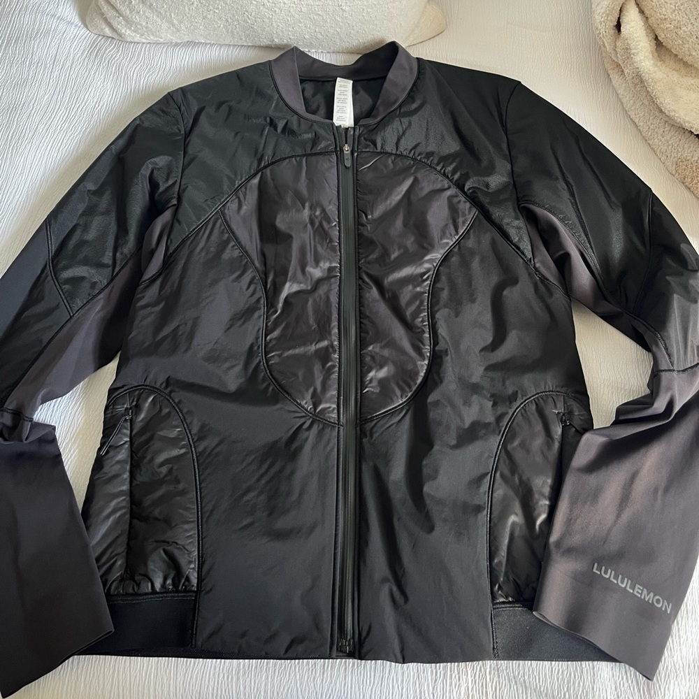 Lululemon black packable zip-up jacket. Size 6. Worn once.